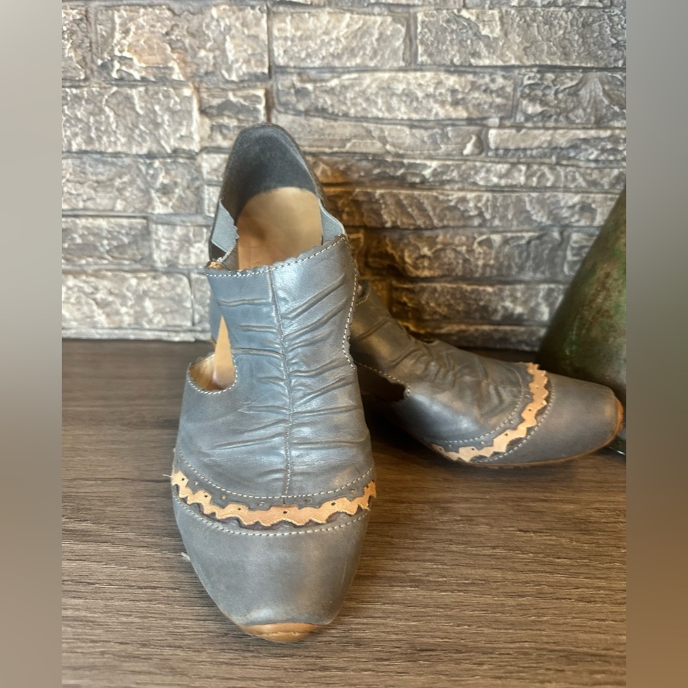 Rieker Gray and Tan Women's Flats